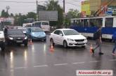 В Николаеве столкнулись «Ниссан» и «Пежо»: в районе кольца у автовокзала пробка