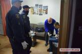 В Николаеве полицейские, попав в квартиру через балкон, обнаружили двух едва живых мужчин