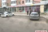 В Николаеве «Форд» зацепил припаркованный автомобиль