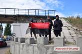 В Николаеве «Правый сектор» вывесил красно-черный флаг на мосту — люди вызвали полицию