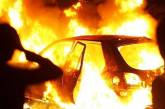 Появилось видео, как стрелявшие в центре Киева киллеры сами едва не сгорели, поджигая авто