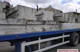 В Николаеве водитель большегруза перевозил бетонные блоки без крепления и бортов 