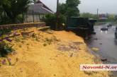 В Первомайске у фуры перевернулся прицеп с 30 тоннами кукурузы
