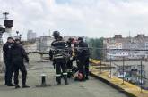 В Николаеве спасатели сняли мужчину с балконной плиты