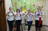 Николаевские учителя поздравили учеников с последним звонком зажигательным танцем. ВИДЕО