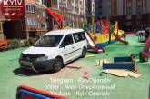 В Киеве николаевский Volkswagen припарковался на детской площадке и сломал песочницу