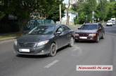 В Николаеве возле женской консультации столкнулись две «Тойоты»