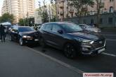 В центре Николаева BMW врезался в припаркованное авто: на месте возник конфликт. ВИДЕО