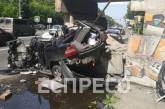 На въезде в Киев Honda врезалась в Mercedes и блокпост - погиб водитель