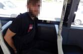 В Киеве опоздавший пассажир бросил в троллейбус камень: разбил стекло и голову женщине
