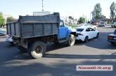 В центре Николаева грузовик протаранил «Лексус»
