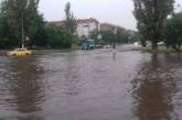 Непогода на Николаевщине: в Снигиревке топило улицы и срывало крыши