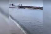  В море у центрального пляжа Очакова сбросили мазут. ВИДЕО