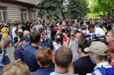 «Отобьем тебе голову»: группа поддержки Стерненко напала на журналиста NewsOne. Видео