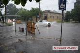 В Николаеве прошел сильный ливень: в центре «утонули» машины. ВИДЕО