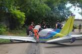 В Одессе упал легкомоторный самолет, погиб один человек. Видео