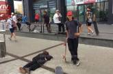 Возле ТРЦ в Киеве группа подростков нападает на людей