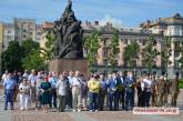 Николаевцы возложили цветы к Вечному огню и памятнику ольшанцам