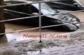 На Дормашине после непродолжительного ливня затопило автомобили. Видео