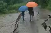 Оползни на Западной Украине уничтожают дороги прямо под ногами у детей. Видео