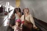 В метро Киева женщины с метлами призывали не верить в коронавирус