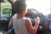 Пользователей сети возмутило видео, на котором ребенок едет на авто со скоростью 100 км/час