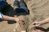 В России дети в шутку закопали брата в песок - мальчик умер