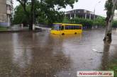 Последствия ливня: в центре Николаеве утонули маршрутка и Volkswagen Touareg