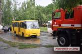 Утонувшую в центре Николаева маршрутку приехали вытягивать спасатели