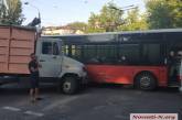 В центре Николаева столкнулись автобус и грузовик — на Большой Морской и Пушкинской пробки