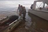 На Николаевщине лодку во время непогоды начало относить в море — помогли спасатели