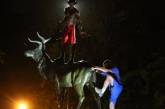 Протестующие против расизма изуродовали статую лося, установленную в память о животных. Видео