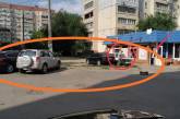 В Николаеве «самоназванный охранник» требует оплату за парковку во дворе на Намыве