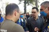 Во время суда над Порошенко произошла стычка между волонтером и сторонником Порошенко. Видео