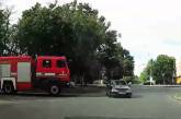 Как ездят в Николаеве: пожарная машина едва не протаранила не пропустившее ее такси. ВИДЕО