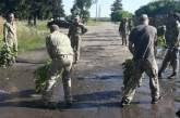 В Луцке к визиту Зеленского солдаты вычерпывали воду из луж