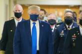 Трамп впервые с начала пандемии надел маску на публике