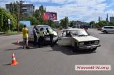 У автовокзала в Николаеве столкнулись «Мерседес» и «Жигули»: пострадал водитель