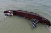 В Одессе из затонувшего танкера снова вытекло топливо. ВИДЕО