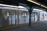 Темнокожие полицейские в Нью-Йорке душили и избивали белого пассажира в метро. Видео 18+