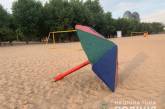На пляже в Запорожье на 6-летнего ребенка упал металлический грибок