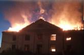 Пожарные несколько часов тушили здание в Первомайске