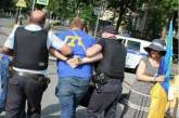 В России завели дело против активиста, который падая зацепил полицейского украинским флагом. Видео
