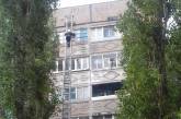 Житель Южноукраинска застрял в окне 9-го этажа: на помощь пришли спасатели