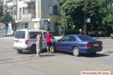 В центре Николаева столкнулись Mitsubishi и Volkswagen: движение трамваев заблокировано