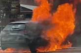 В Киеве взорвался BMW: огонь повредил также припаркованное рядом авто