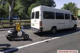 В центре Николаева курьер Glovo врезался в микроавтобус
