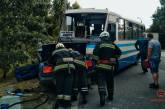 В Днепре ВАЗ влетел в рейсовый автобус: водителя автомобиля полчаса «качали» медики