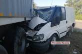 Под Николаевом микроавтобус врезался в седельный тягач: пострадал водитель