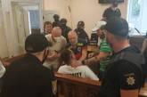 В Одессе блогер порезал себе шею прямо в зале суда